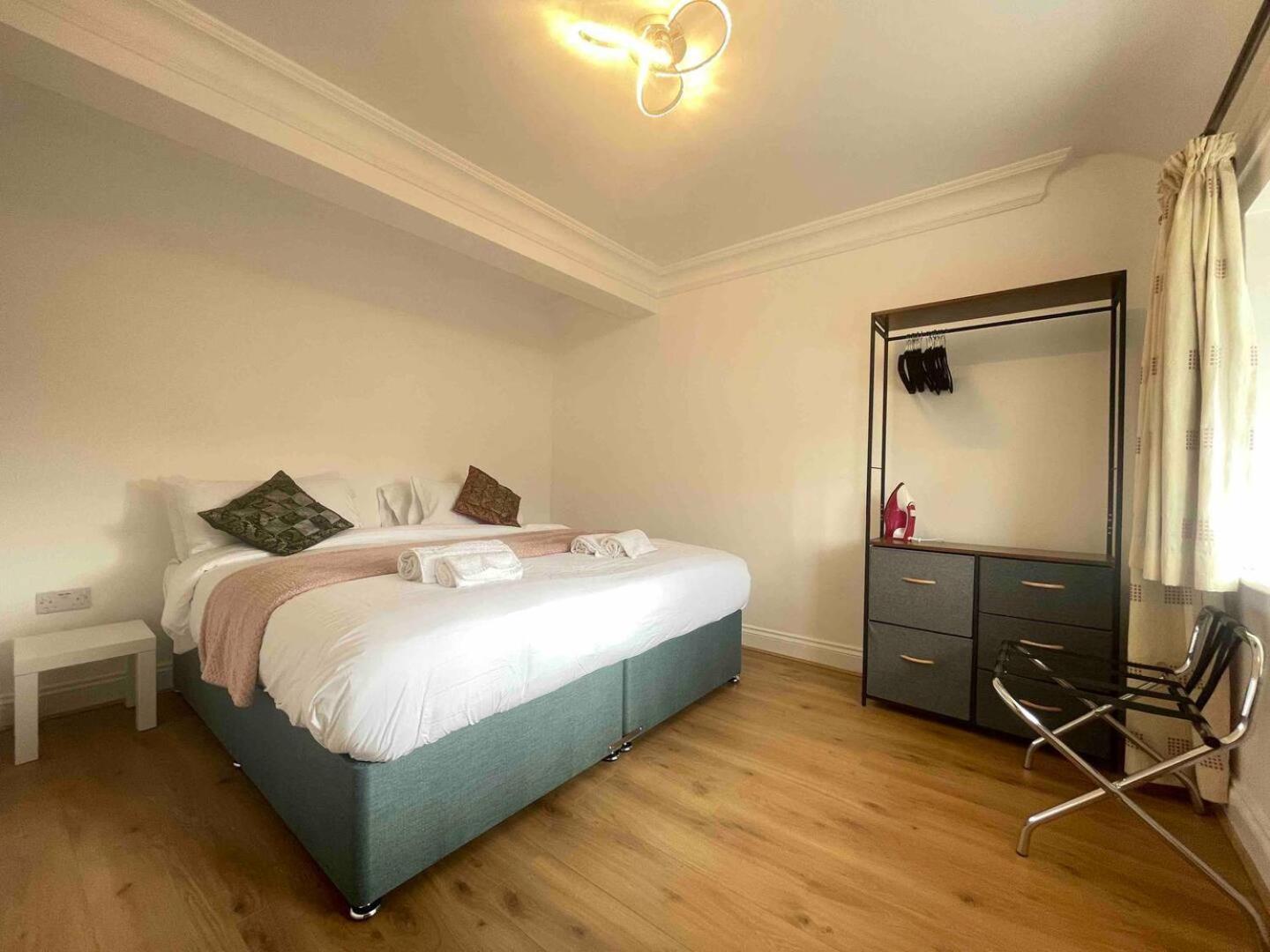 Private 2 Bed Guest House - Van Parking, M25 & A1 Connections Potters Bar Kültér fotó