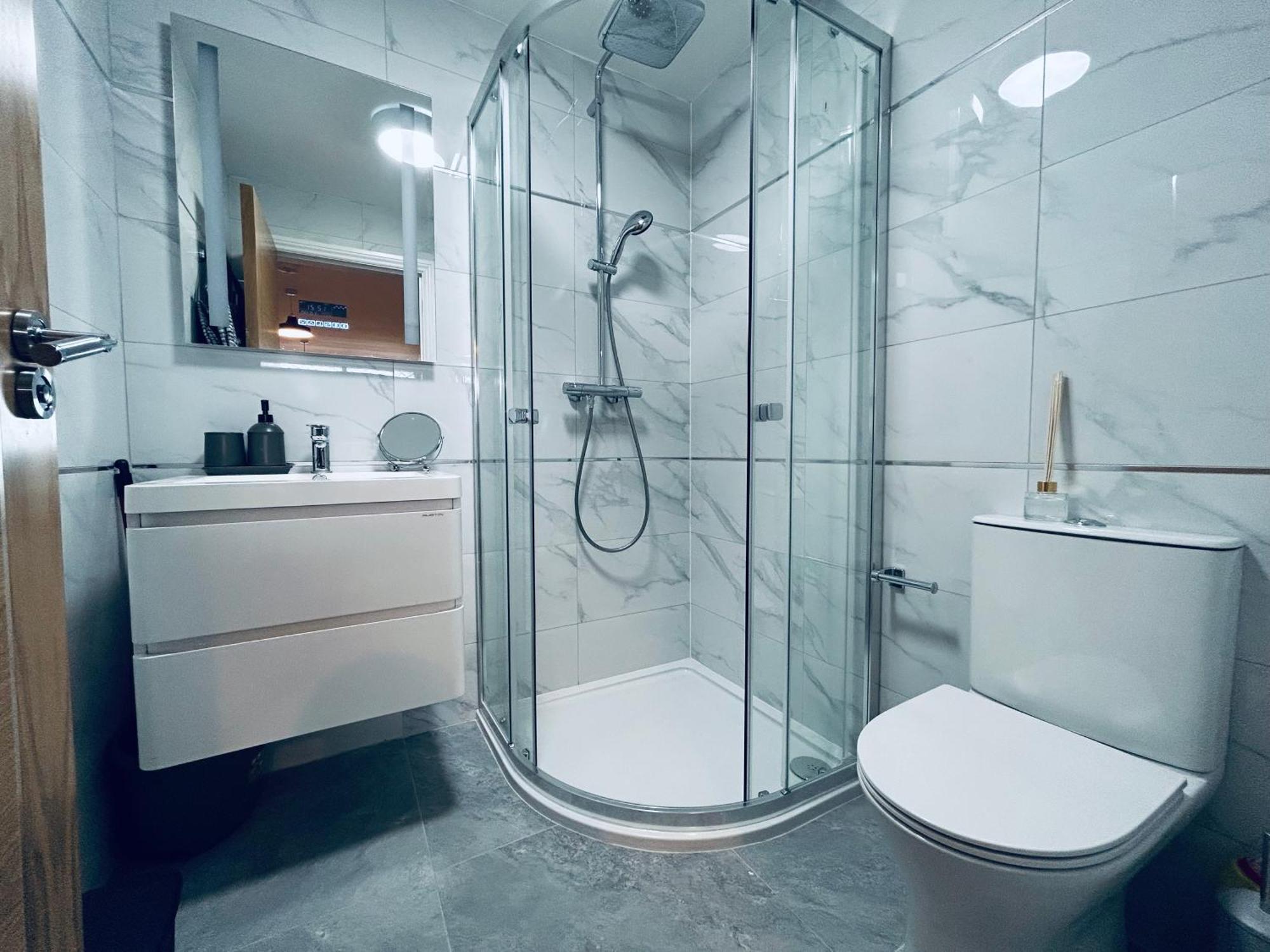 Private 2 Bed Guest House - Van Parking, M25 & A1 Connections Potters Bar Kültér fotó